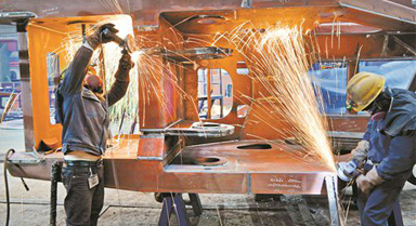 节前忙生产 安心过好年