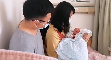 大年初一武汉首个“牛宝宝”出生