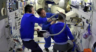 看航天员在太空之家如何保持清洁卫生