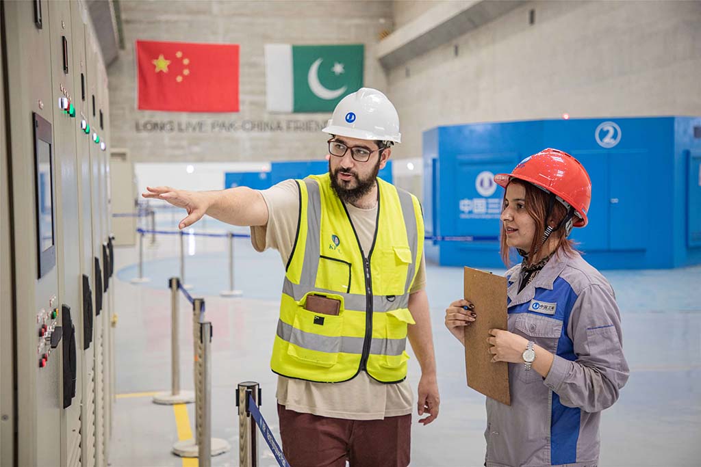 7月14日，巴方工作人员在卡洛特水电站-地下电厂检查数据。 （人民网记者 薛丹摄）