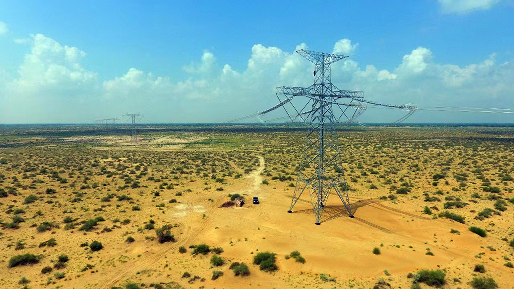 ±660kV巴基斯坦默蒂亚里-拉合尔（默拉）直流输电项目线路穿越沙漠地区。（国家电网供图））