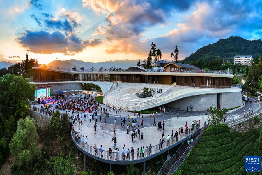 8月4日傍晚，游客在湖北省宜昌市夷陵区“云居邓村 遇见清凉”纳凉季上游玩（无人机照片）。 新华社发（张国荣 摄）