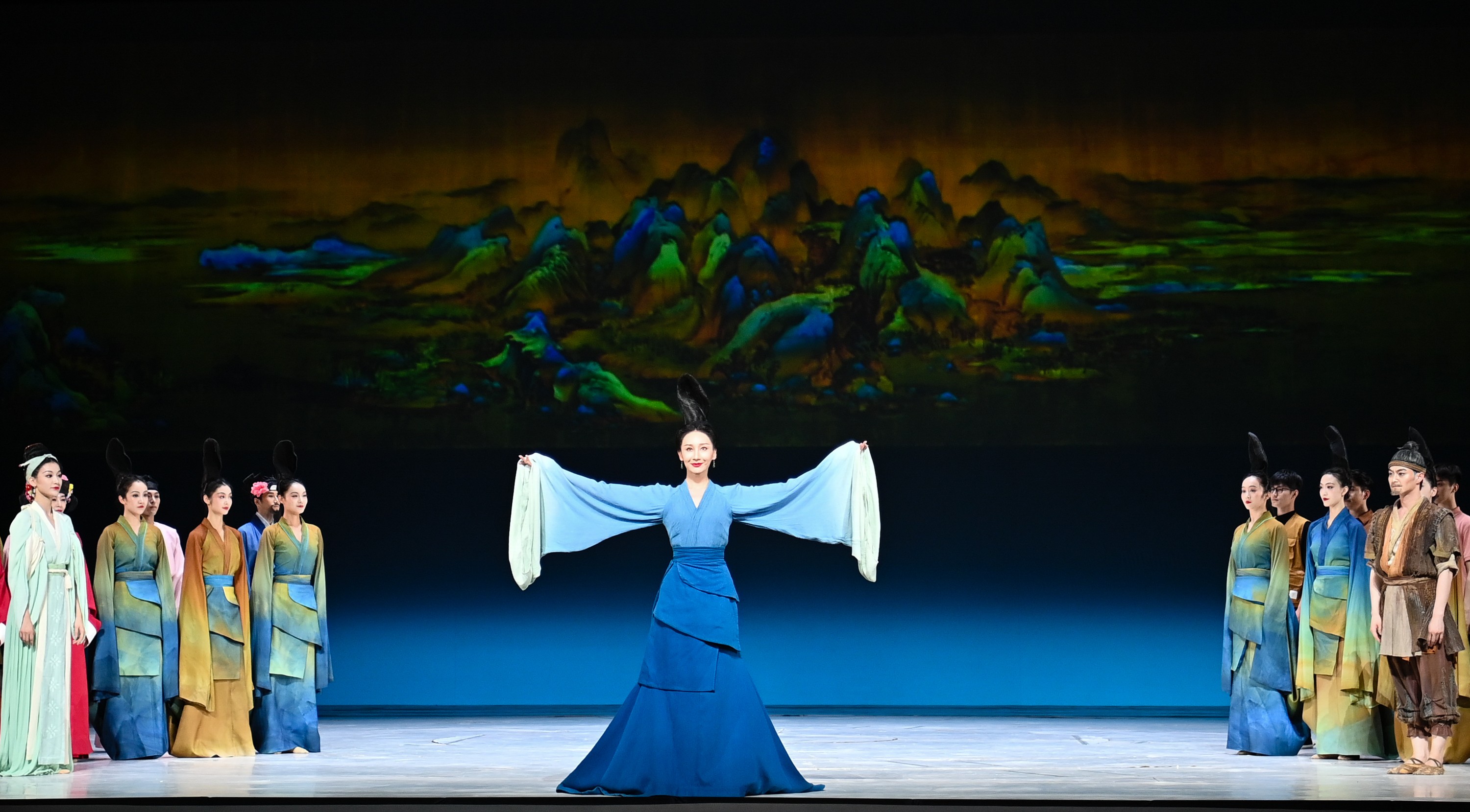 2023年7月20日，中国东方演艺集团演员在乌鲁木齐文化中心大剧院表演舞蹈诗剧《只此青绿》。新华社记者 李响 摄
