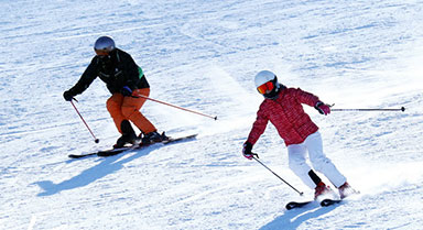 新疆乌鲁木齐：周末滑雪忙