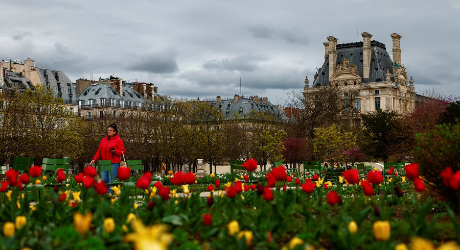 巴黎民眾漫步杜樂麗花園