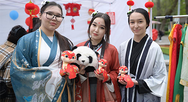 哈萨克斯坦阿拉木图庆祝"国际中文日"