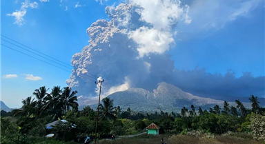 印度尼西亚一火山喷发 