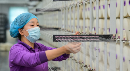 新疆呼图壁：纺织企业生产忙