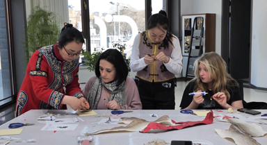 大頂子山下，同繪一幅“魚皮畫”