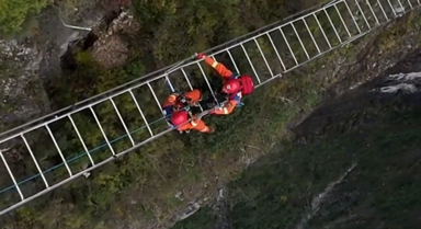 千米崖壁间消防员开展实战演练