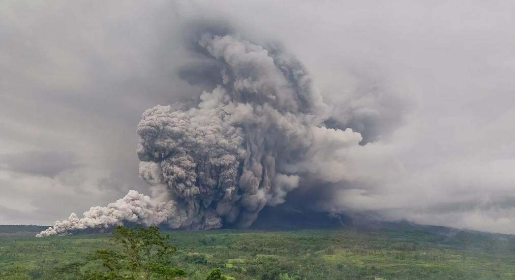 印尼塞梅鲁火山喷发