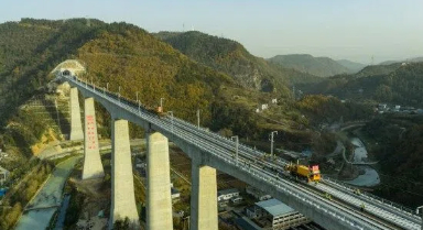 西安至十堰高速铁路全线铺轨贯通