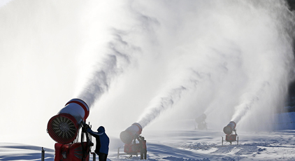 河北玉田:冰雪季加紧造雪迎游客