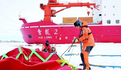“雪龙2”号首次参与中山站燃油补给