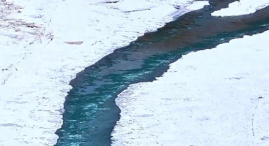 黄河冰面出现“翡翠”水带