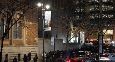 纽约：在暮色中等待晚餐