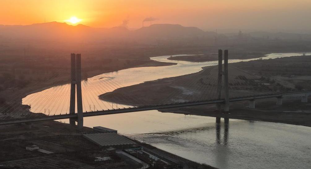 晨曦中的包银高铁乌海黄河特大桥