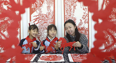 河北唐山：巧手剪纸迎新年