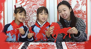 河北唐山：巧手剪纸迎新年