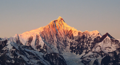 邂逅新年梅里雪山首个“日照金山”