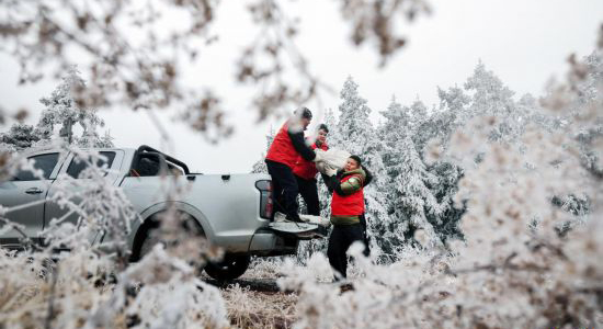 各地持续抗冰雪