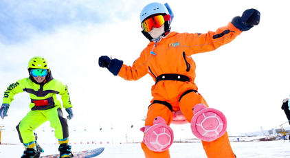 甘肃张掖：体验滑雪运动乐趣