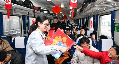 招聘会开进返乡列车