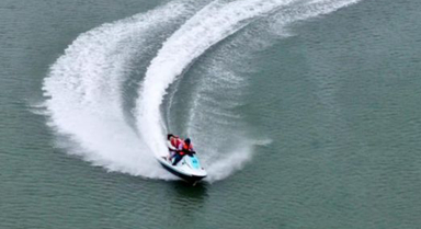 广西北海:海上冲浪醉游人