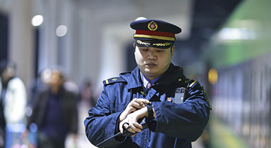 重庆：“夜间动车”温暖回家路