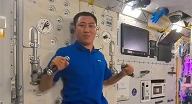 在太空“撸铁”是什么体验