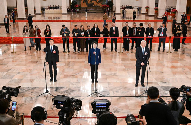 全国政协十四届四次会议第二场“委员通道”集体采访活动举行