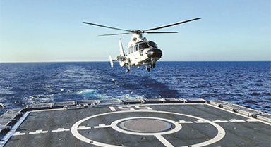 海军某支队组织舰载直升机起降训练