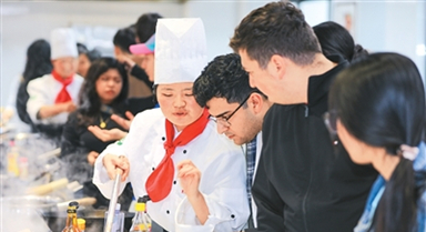 外国留学生体验臭鳜鱼制作
