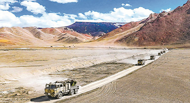 新疆军区某团开展机动训练