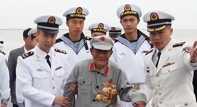 少先队员敬礼致敬百岁抗战老兵