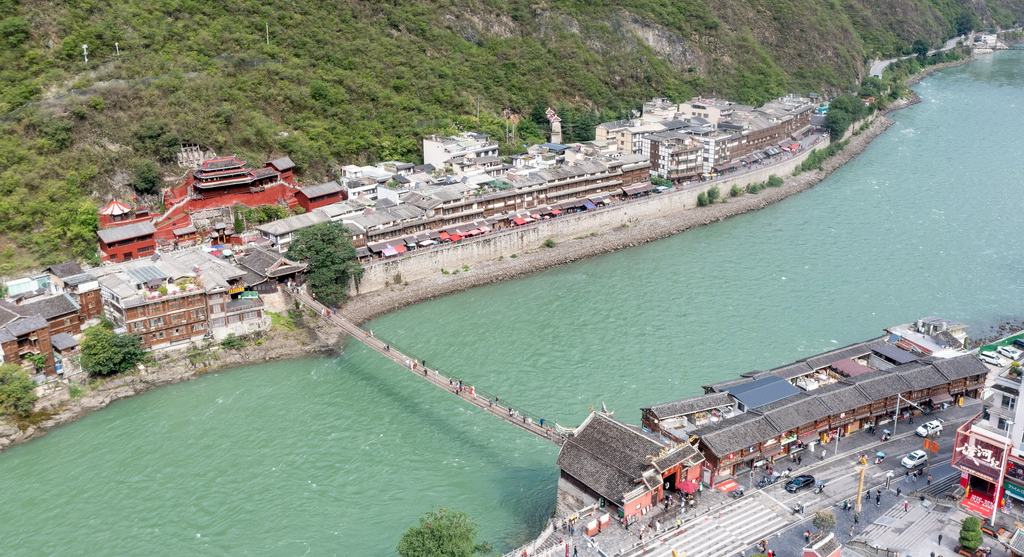 泸定桥：昔日铁索寒 今朝山河热
