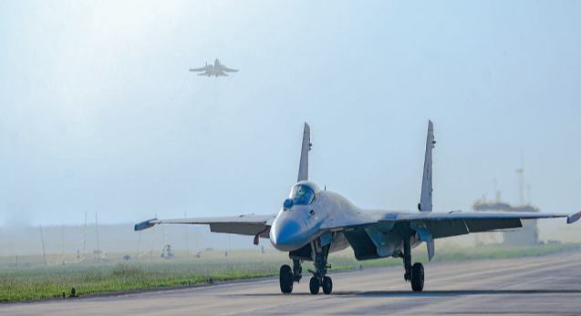 海军航空兵某部开展飞行训练