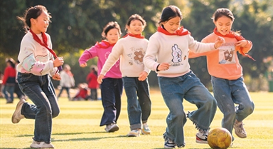 校园女足显身手