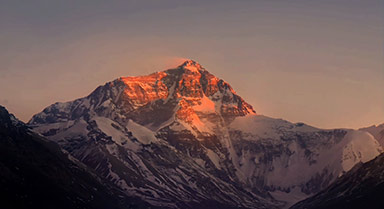 新年好运，看世界最高峰的日照金山！