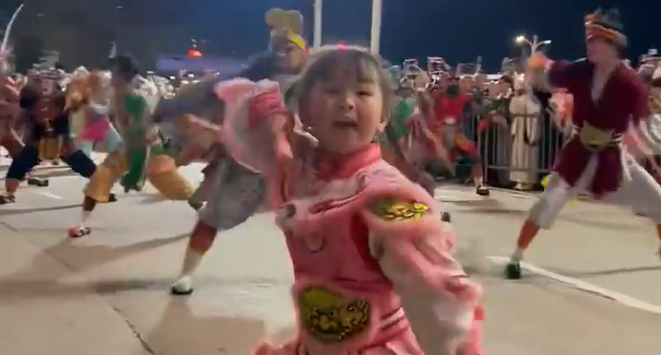 气场拉满！7岁小孩姐英歌舞C位登场