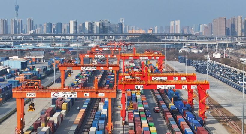 河南郑州：中欧班列运输忙