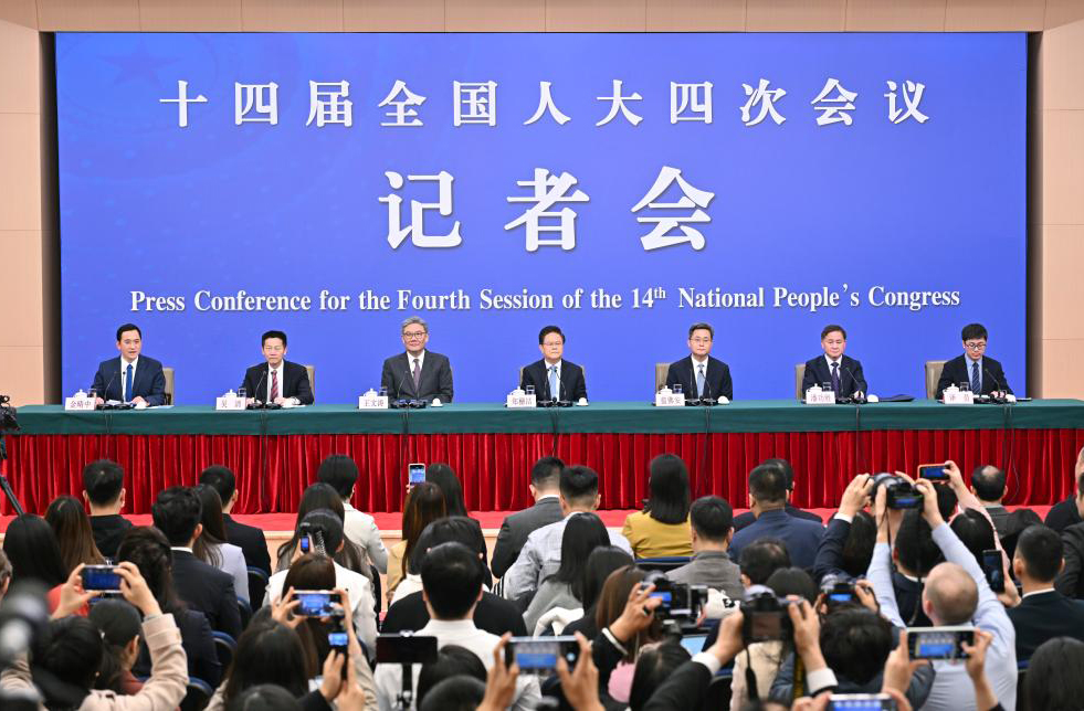 十四届全国人大四次会议举行经济主题记者会
