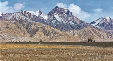 新疆军区某团开展驾驶训练