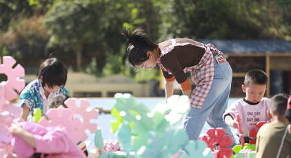 贵州黔西：春日趣玩“动”见成长