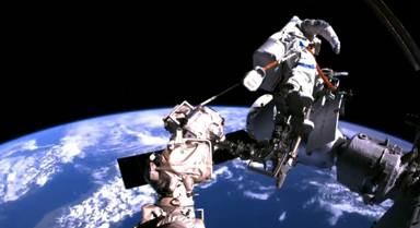 天宫视角看航天员出舱时太空美景