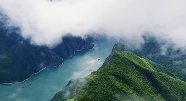 雨后三峡云雾弥漫似仙境