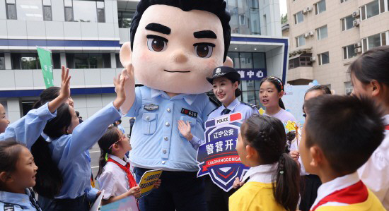 民警在禁毒日宣传活动现场与群众互动