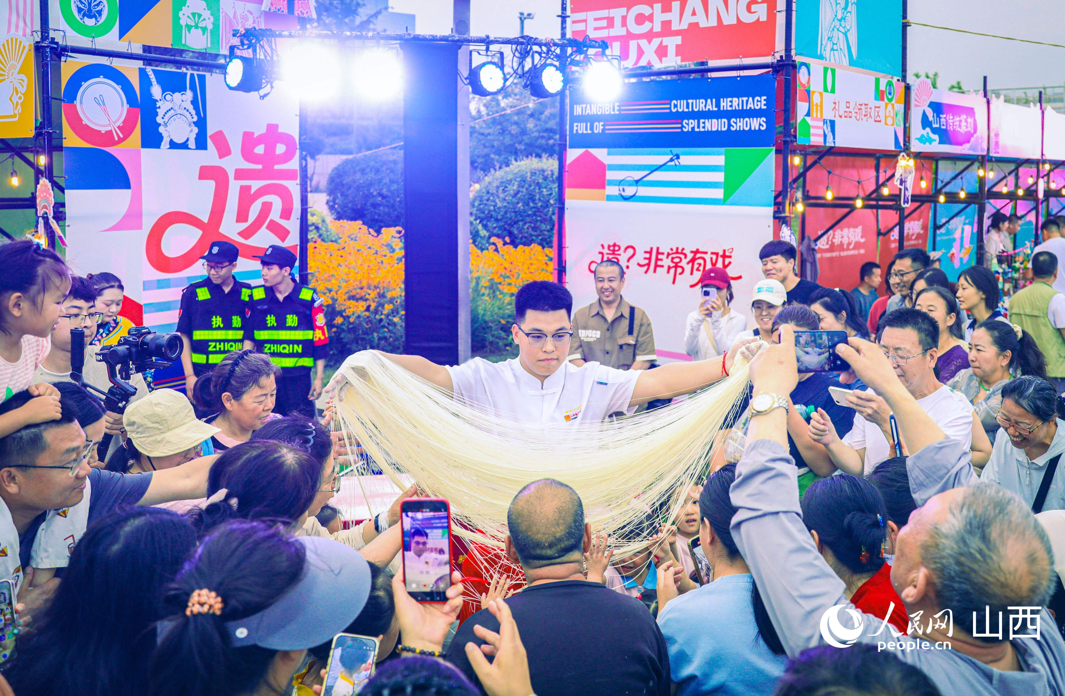 “千丝万缕”拉面表演受现场观众热捧。人民网记者 王帆摄