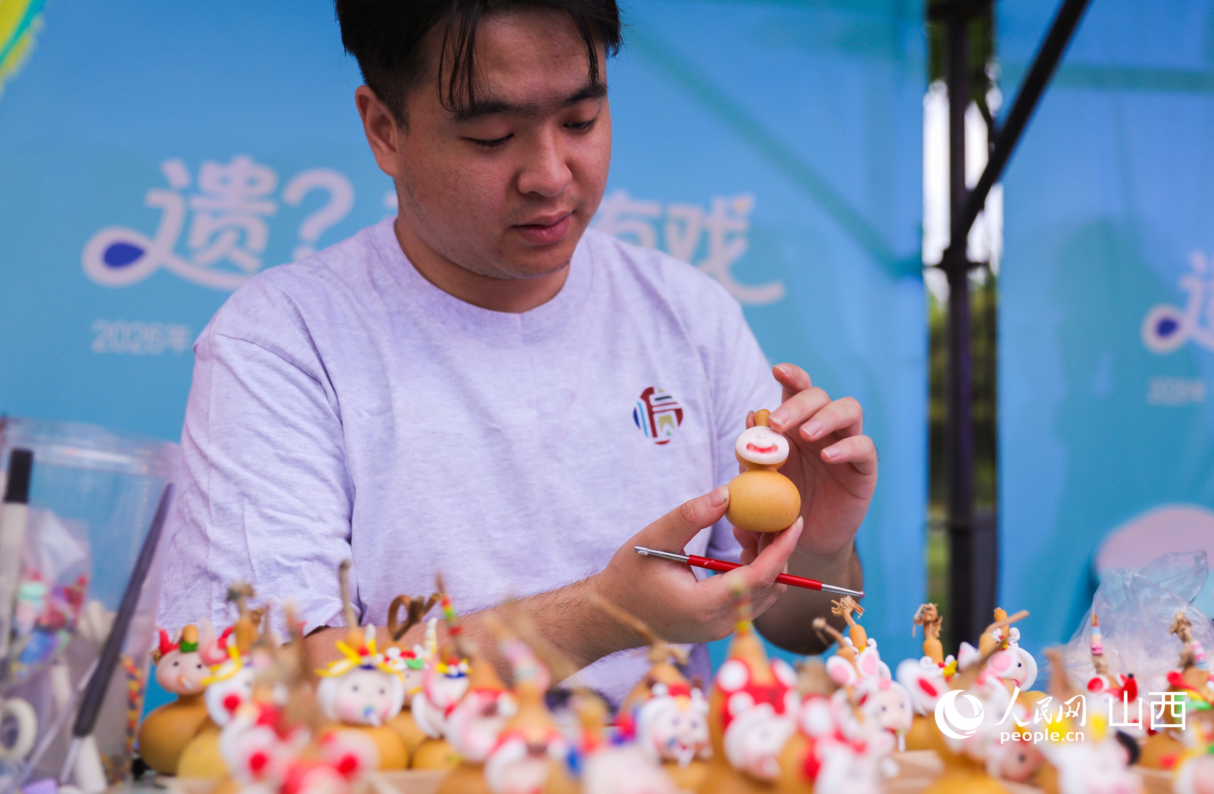 手工艺人制作新潮创意面塑。人民网记者 王帆摄