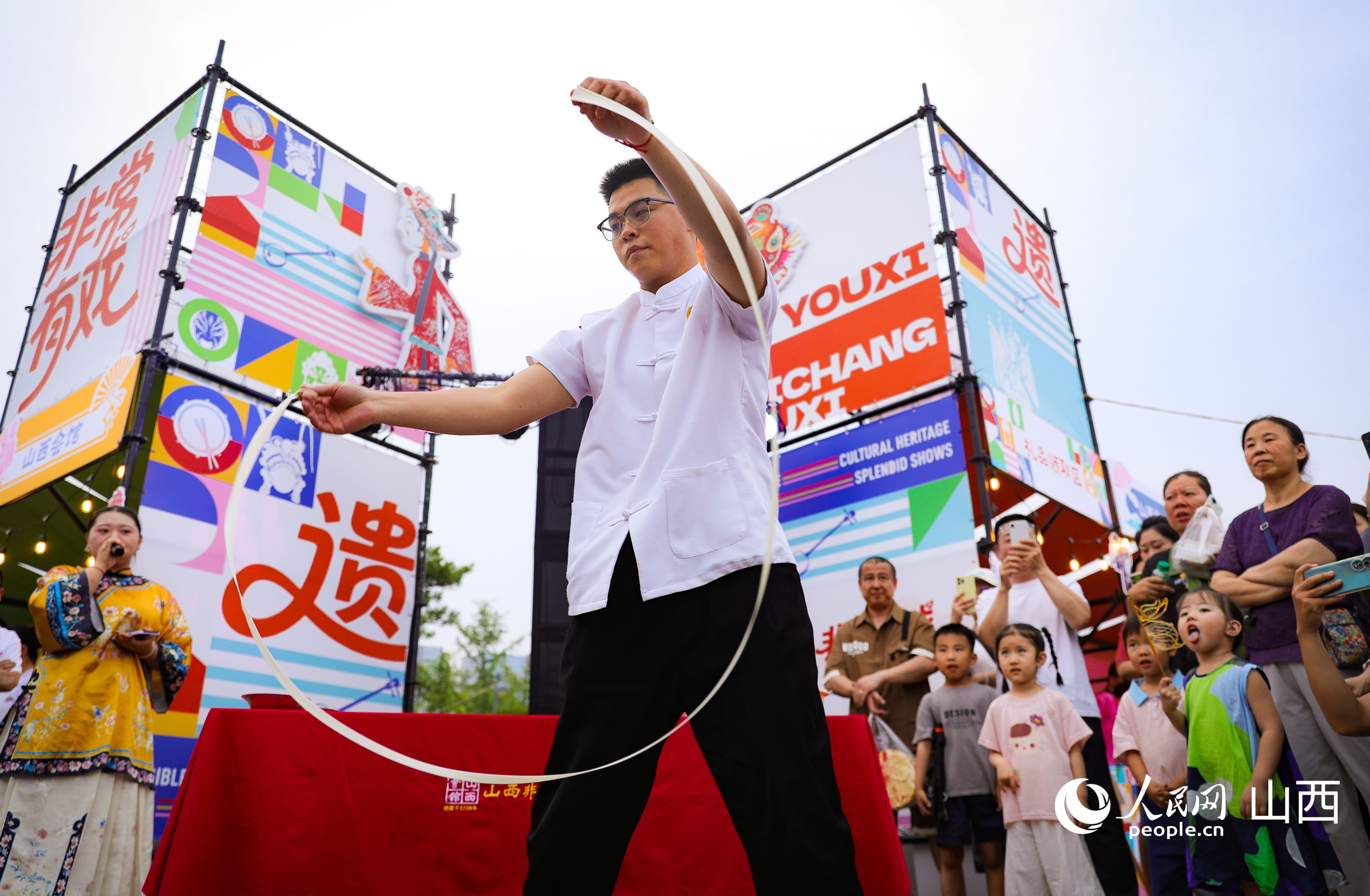面点师表演山西拉面技艺引人关注。人民网记者 王帆摄